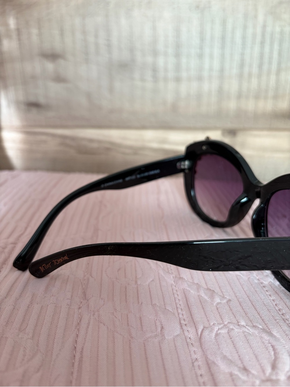 Betsey Johnson Women's Black Sunglass w Floral Accents - like new! - Picture 3 of 5